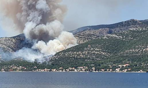 Gori na Pelješcu: Stigli kanaderi