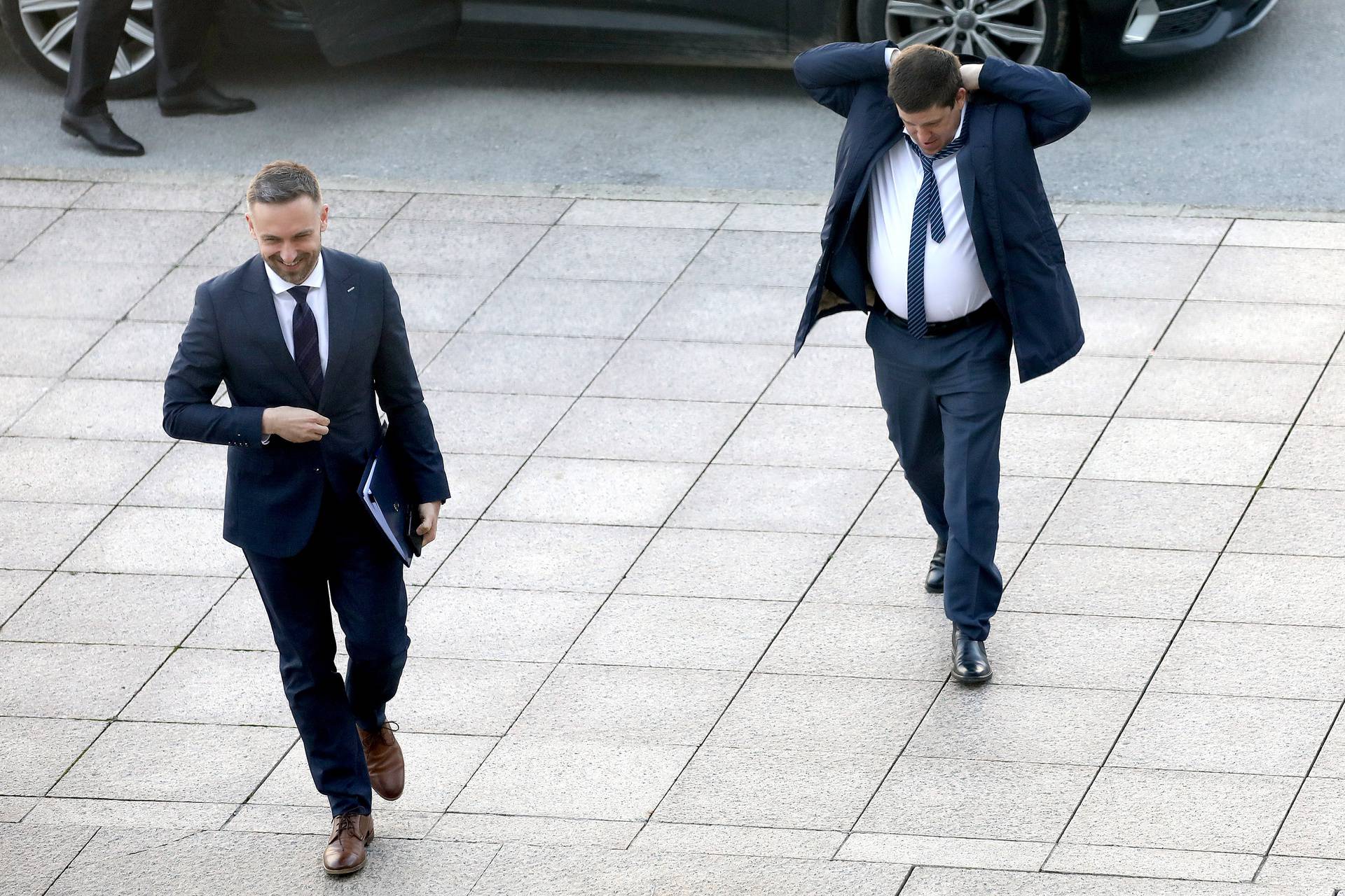 Zagreb: Ministar Butković veže kravatu u zadnji tren
