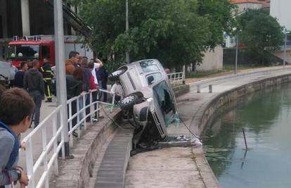 Probio ogradu pa Citroenom skoro sletio u hladnu Zrmanju