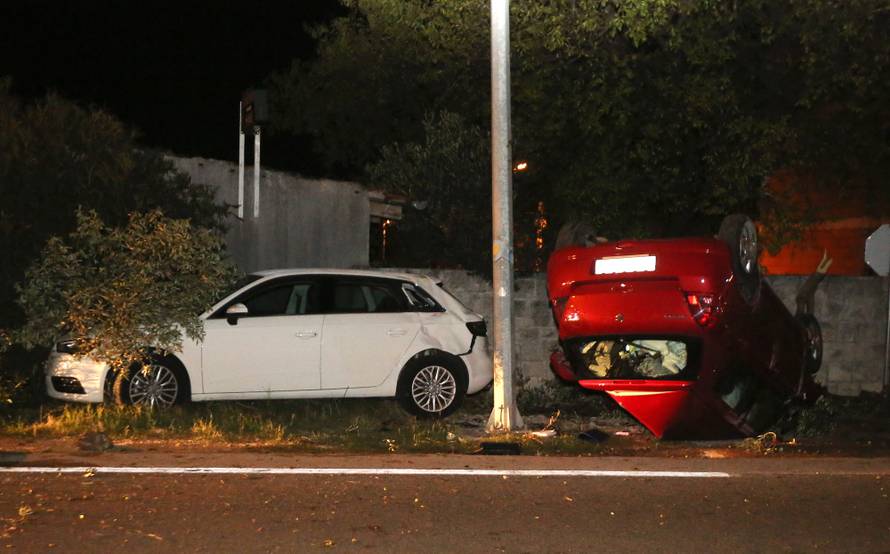 Izletio s ceste, prevrnuo se na krov i pokosio nekoliko maslina