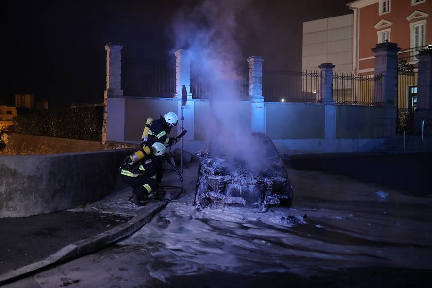 Buktinja kod zadarskih zidina: U noći izgorio luksuzni BMW