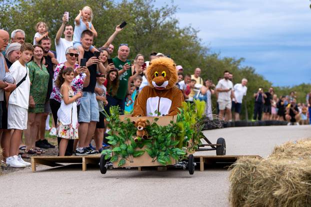 Senj: Održana 1. Senjska maškarana utrka 'Gravity race Senj 2025' podno tvrđave Nehaj