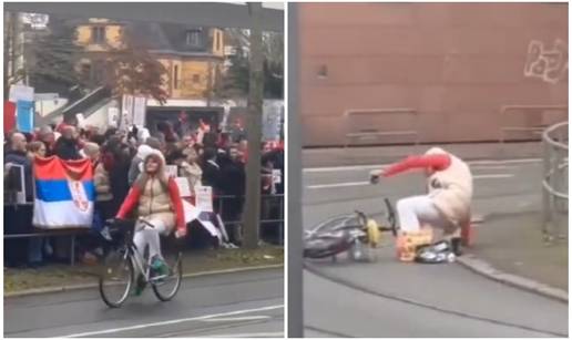 VIDEO Prekinula je 15 minuta šutnje vičući 'Živio Vučić!' pa se raspala s bicikla: Hit dana!