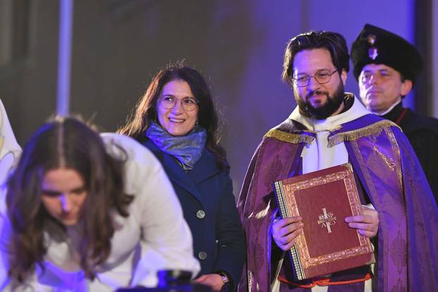 Čakovec: Paljenje prve adventske svijeće na Franjevačkom trgu