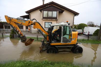 FOTO Sava se izlila iz korita u Zagrebu, Kupa raste i stvara nemile probleme u Karlovcu