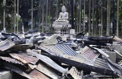 Zapalili su budističke hramove zbog fotografije na Facebooku