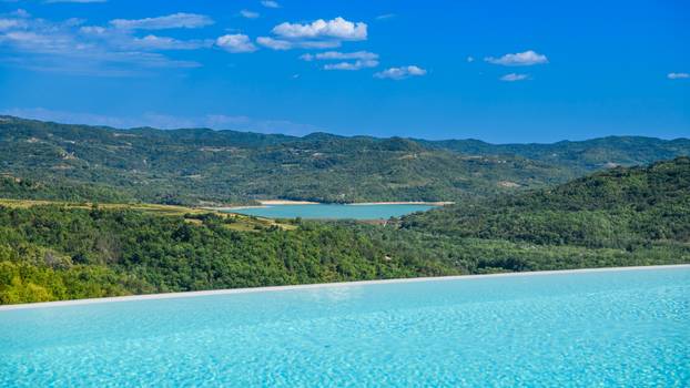 Ova istarska ljepotica među 1000 maslina ima pogled na jezero koji obara s nogu