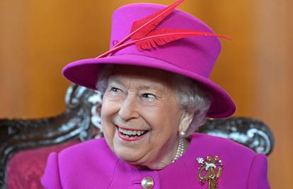 Iznenadila Engleze: Kraljica je vlakom stigla u Sandringham