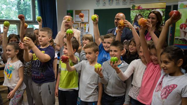 Zagrebački školarci sada i kod kuće žele jesti voće i povrće