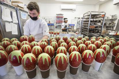 Majstor za čokoladu krenuo u izradu čokoladnih jaja za Uskrs