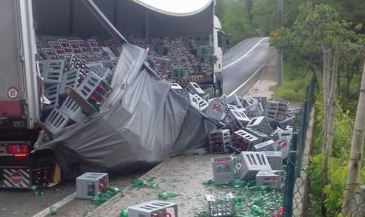 Iz šlepera ispale gajbe gazirane vode i završile su u vinogradu