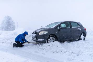 Korenica: Jako snje&zcaron;no nevrijeme stvorilo velike probleme u prometu