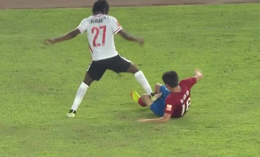 Brutalan start u međunožje: Gervinho posve izgubio razum