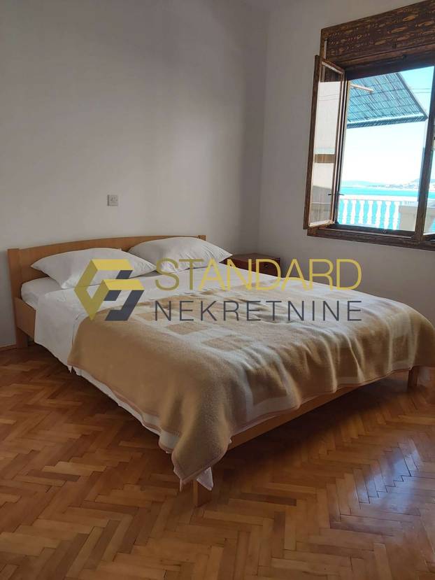 FOTO Prodaje se kuća koja 'visi' sa stijene u Stobreču: 'Prvi red do mora, ekskluziva'. Evo cijene