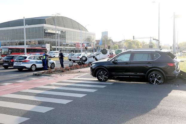 Zagreb: Jedan automobil završio na krovu u prometnoj nesreći u Vukovarskoj