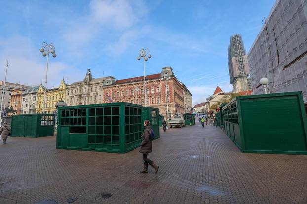 Zagreb: Postavljanje adventskih kućica na Trgu bana Josipa Jelačića