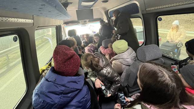 Hrvatski reporteri su u kombi primili petero djece, majka ih čeka s druge strane granice...