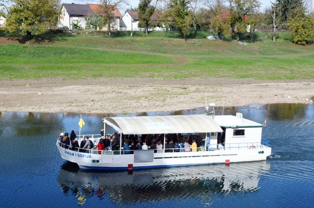 Sisak: Plovidba turističkog broda "Juran i Sofija" rijekom Kupom
