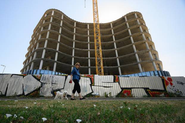 Zagreb: Nakon više desetljeća čekanja napokon počeli radovi, nedovršena zgrada postaje CapriCo Tower