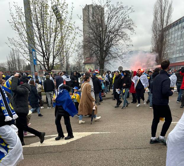 VIDEO 24SATA U ZENICI Dresove, zastave nude ispod cijene, stigla i Dubioza: 'Take me to America'