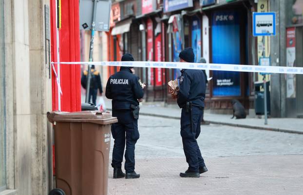 Zagreb: Ulice u centru grada, većina trgovina je zatvoreno, a prolaznika je vrlo malo