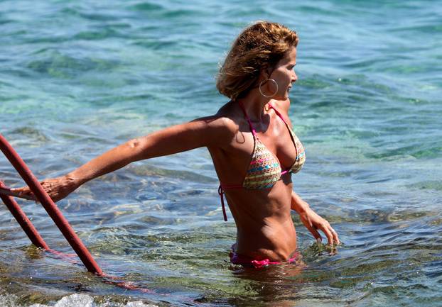 ARHIVA - 2010. Hvar: Pipi djevojka Ana Sasso s prijateljicama uživa u kupanju i sun?anju