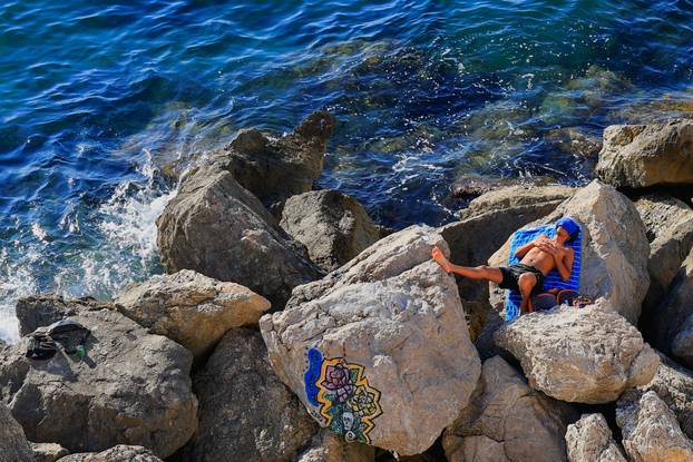 Early heatwave hits France
