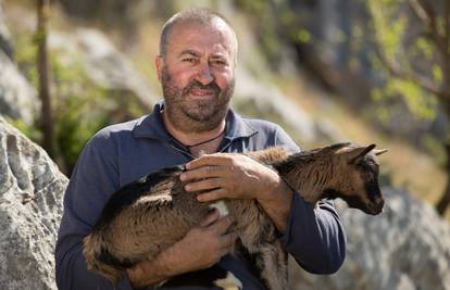 Farmer je živio sam na planini 20 godina, a sada traži ljubav