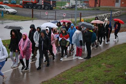 Vukovar: Okupljanje građana prije početka kolone sjećanja povodom obilježavanja Dana sjećanja na žrtve Domovinskog rata i Dana sjećanja na žrtvu Vukovara i Škabrnje 