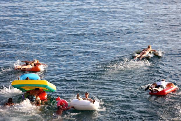 Rijeka: Riječke karnevalske mokre igre - Utrka napuhanaca