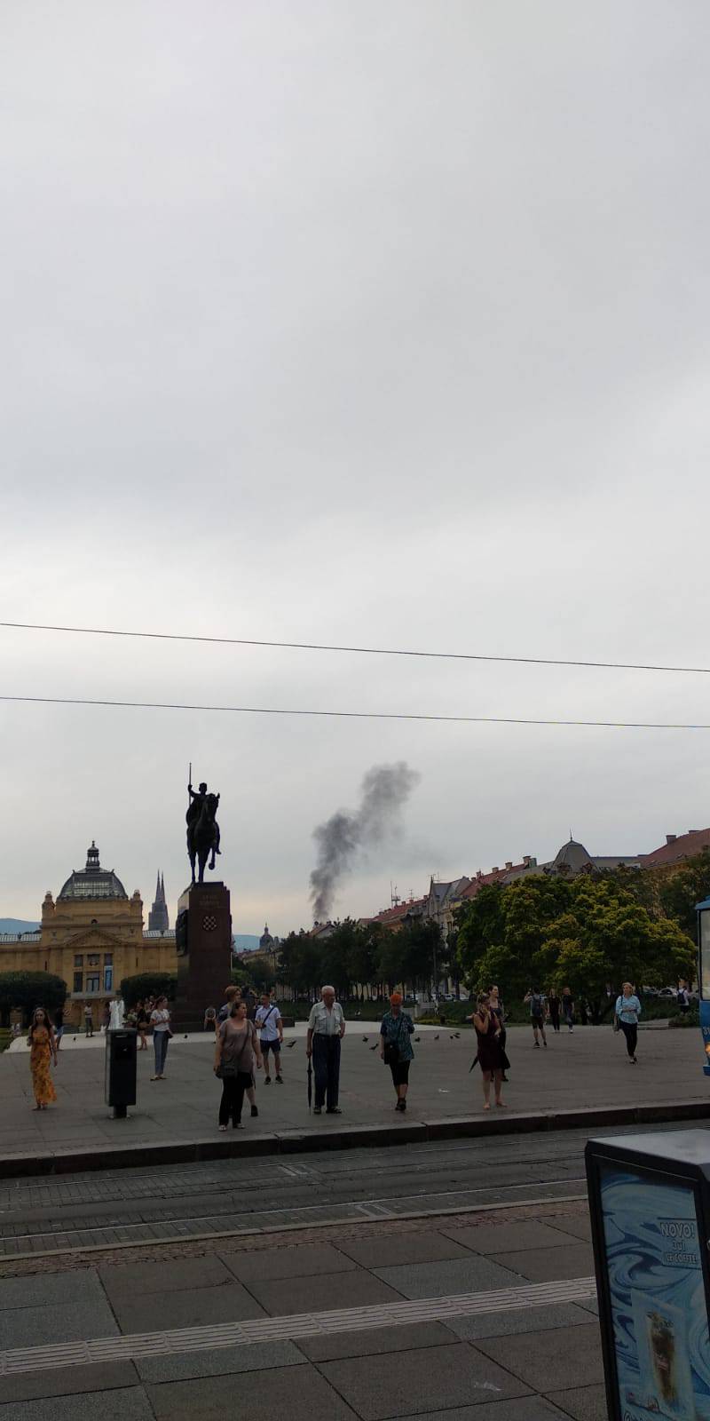 Ugasili su vatru kraj Mirogoja: Gusti crni dim prepao građane
