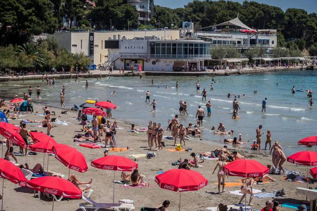 Gužva na splitskim Bačvicama