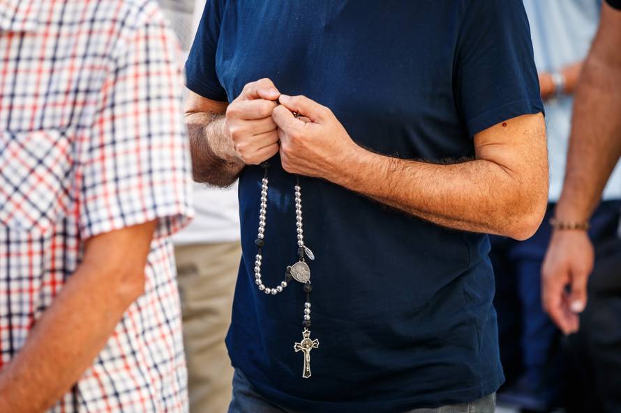 Split: Molitva krunice na Splitskom Peristilu