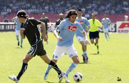 Briljantni Cavani zabio triput: Napoli ostao u utrci za naslov  