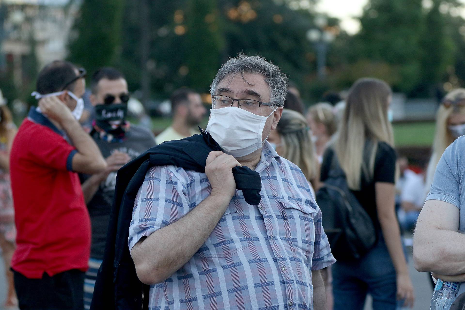 Najgori dan za Srbiju po broju umrlih od korone: U neredima ozlijeđeno i nekoliko novinara
