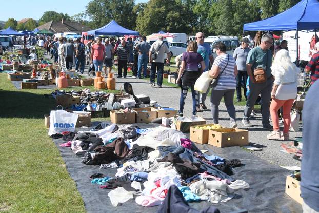 Koprivnica: Velika gužva na buvljaku koji je privukao pažnji brojnih prodavača i još više kupaca