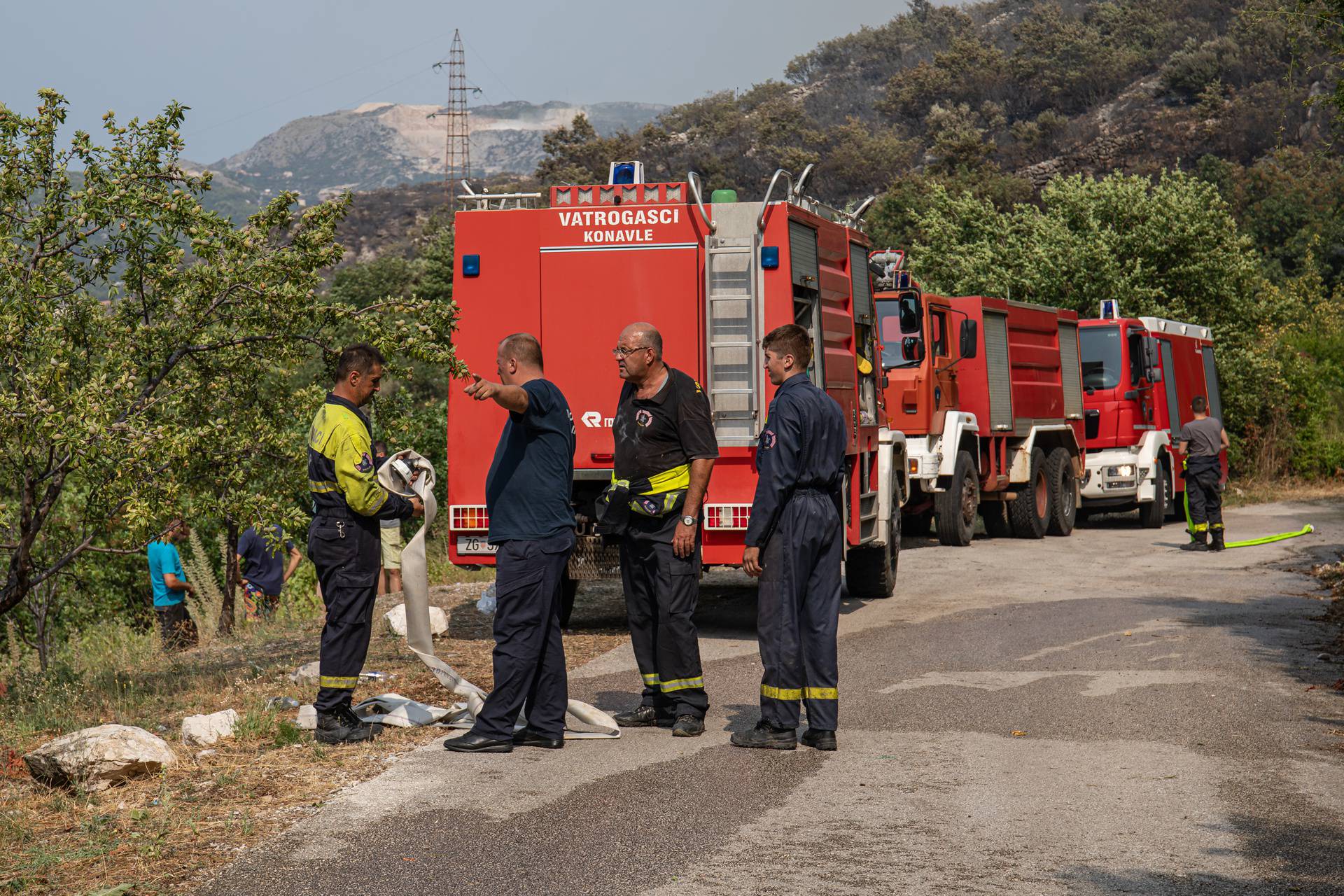 Vatrogasci se bore s požarom koji je buknuo u Župi dubrovačkoj