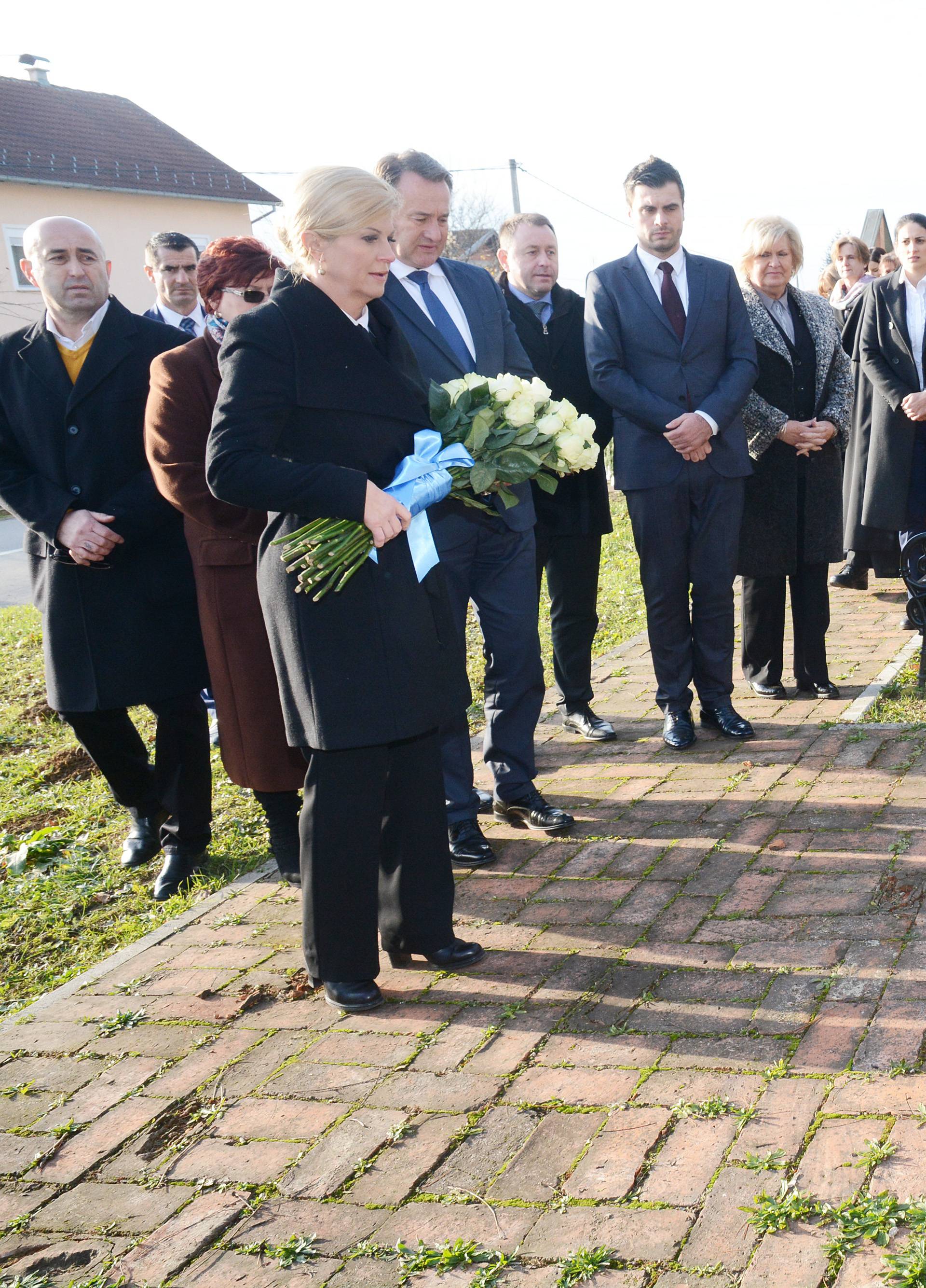 BaÄin: Kolinda Grabar-KitaroviÄ poloÅ¾ila cvijeÄe na spomen obiljeÅ¾je poginulim mjeÅ¡tanima