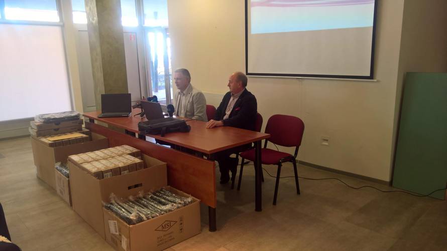 Odrekli se plaće pa učenicima kupili računala i drugu opremu