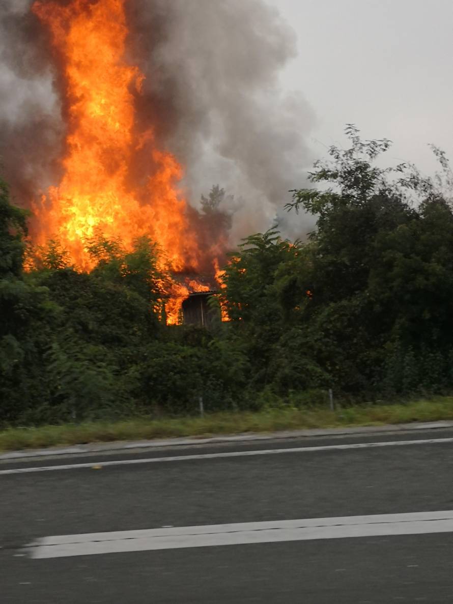 Izgorjela  baraka uz zagrebačku obilaznicu kod motela Plitvice