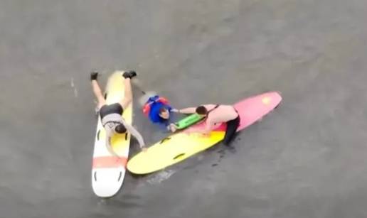 VIDEO KAO U FILMU Policajci ga lovili na daskama za surfanje!