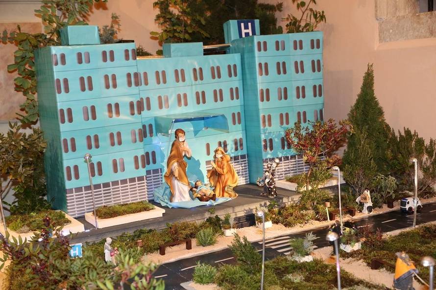 Neobične jaslice u crkvi u Hvaru oduševile su sve: 'Isus nam je stigao ispred KB Dubrava'