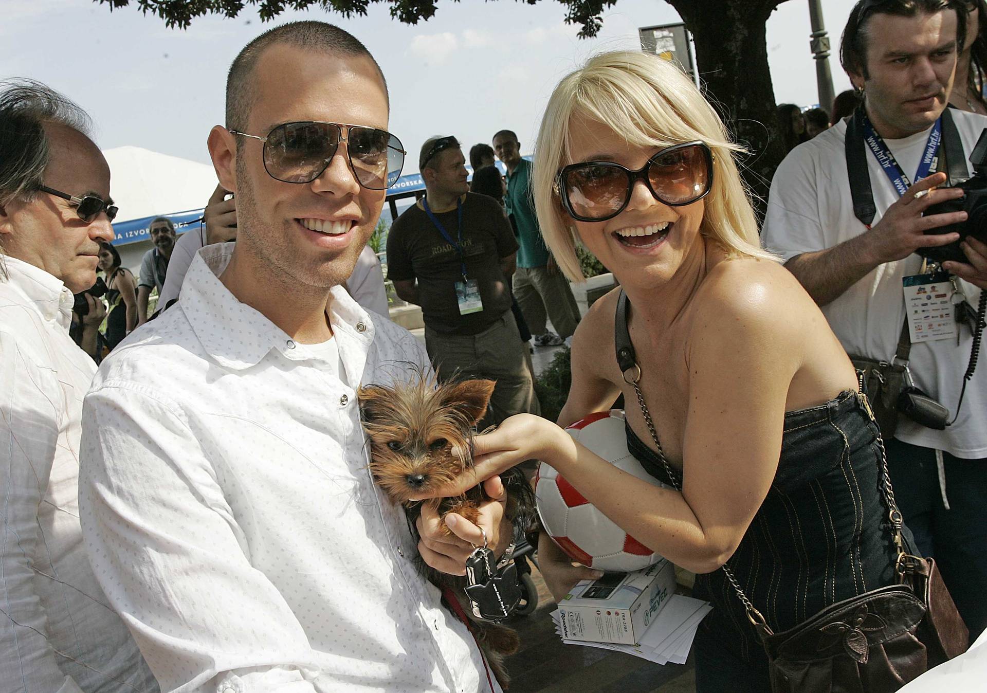 ARHIVA - Opatija: Zvijezde prodavale na humanitarnom buvljaku za djecu s posebnim potrebama - 2008.