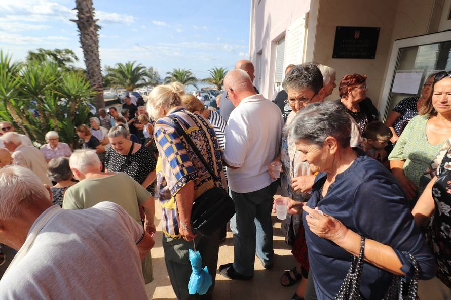 FOTO Građani Vira dobili po 1200 eura. Načelnik stigao u masu i dijelio im rješenja