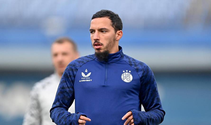 Zagrijavanje nogometaša Dinama i Slaven Belupa prije početka utakmice 8. kola SuperSort HNL-a