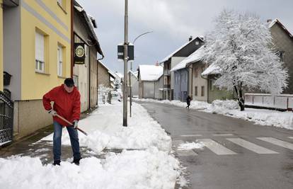 Na snazi meteoalarm u gotovo cijeloj Hrvatskoj zbog snijega i poledice. Na Jadranu jako jugo