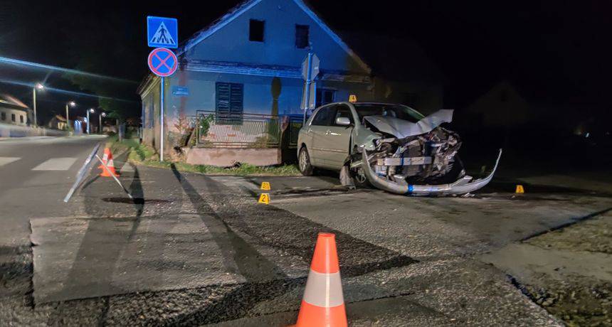 Sudarila se dva automobila, jedan probio betonski zid