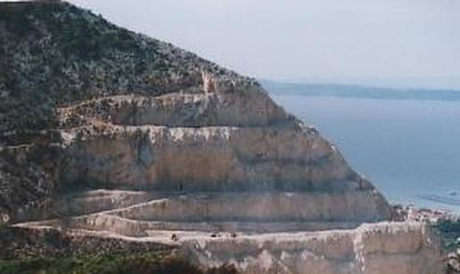 Pijani čuvar kamenoloma razbio glavu od beton