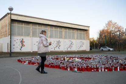 Tuga u Prečkom. Ljudi ostavljaju poruke i igračke: 'Zauvijek si u srcima svojih malih gusjenica'