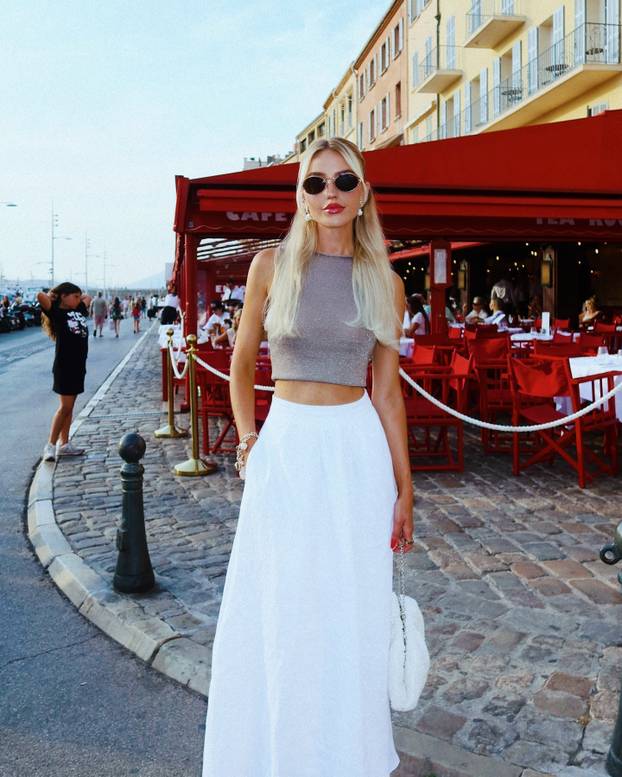 FOTO Zamamna plavuša plijeni pozornost gdje god se pojavi! Surađivala je i s Netflixom